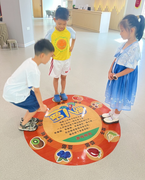 周日基礎(chǔ)班課間活動，孩子們最喜歡玩的蘿卜蹲游戲_副本.jpg